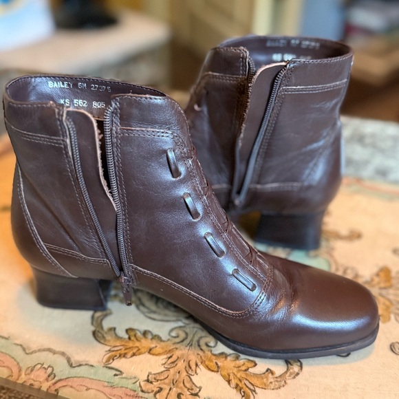 Classic Elements Brown Leather Booties, Women’s Sz 6 - Picture 9 of 13